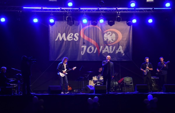 Jonavos gimtadienį plovęs lietus šventinės nuotaikos nesugadino