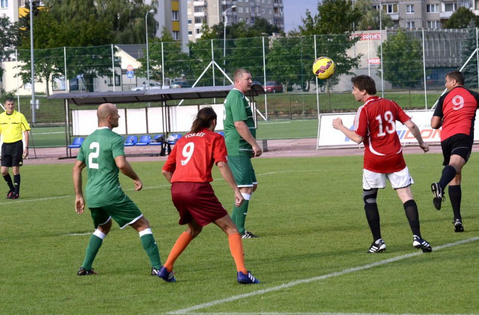 Jonavos senjorų laukia rungtynės su futbolo ir pramogų pasaulio žinomais žmonėmis