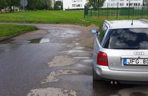 Prašo jonaviečių pagalbos: po nakties rado apdaužytą automobilį