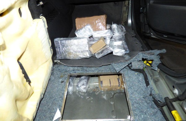 Dviems jonaviečiams – įtariamai dėl stambaus masto narkotikų kontrabandos