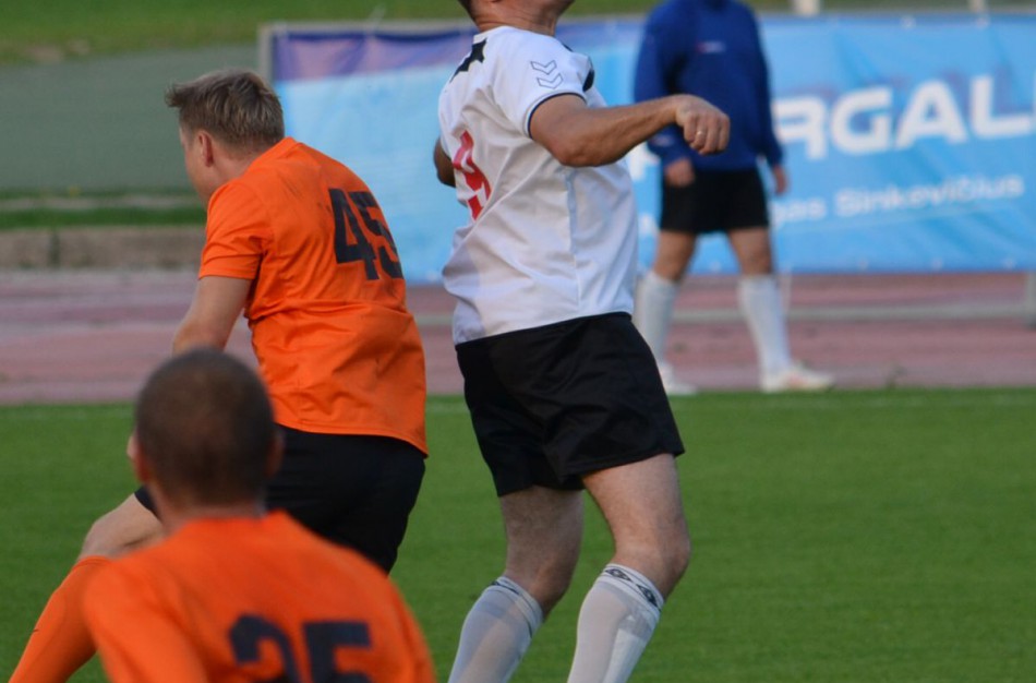 Futbolo aikštėje žaidėjas trenkė teisėjui, varžybos nutrauktos