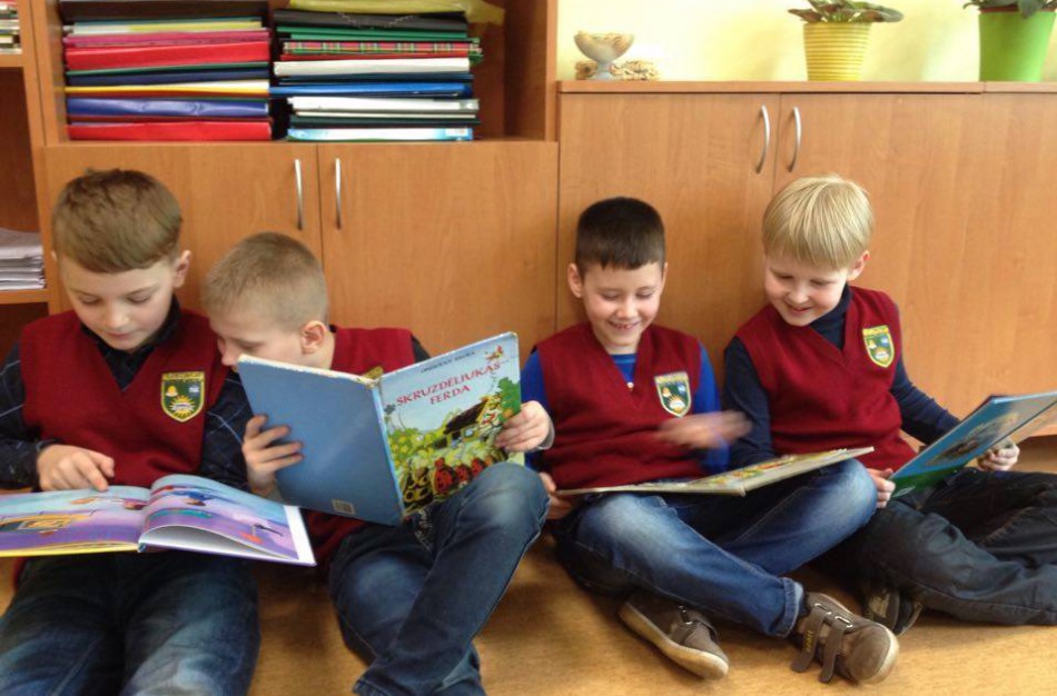 „Lietavos“ pagrindinėje mokykloje vaikams knygas skaito ir direktorė, ir kiemsargis