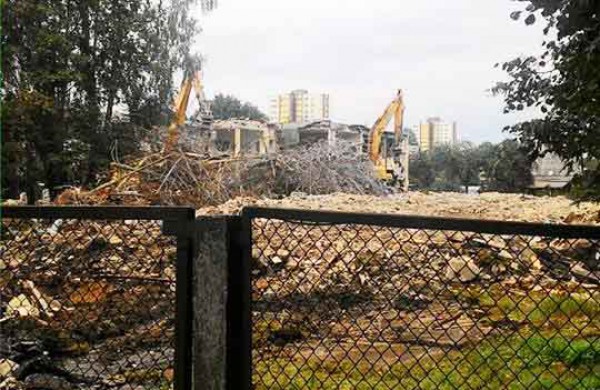 Miesto centre baigiamas griauti buvęs vaikų darželis