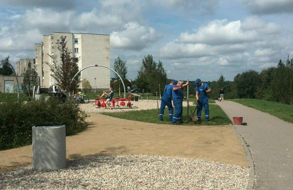 Vaizdo stebėjimo kamerų medžiaga: paaugliai niokoja naują vaikų žaidimų aikštelę