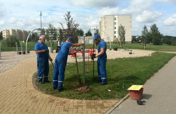 Vaizdo stebėjimo kamerų medžiaga: paaugliai niokoja naują vaikų žaidimų aikštelę