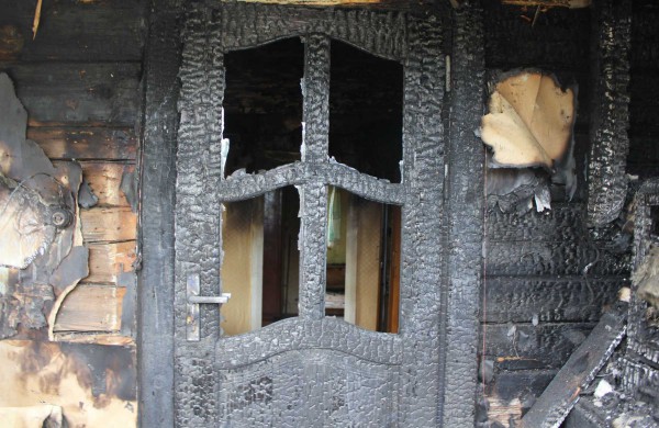 Po gaisro be pastogės likusios šeimos ateitis – neaiški