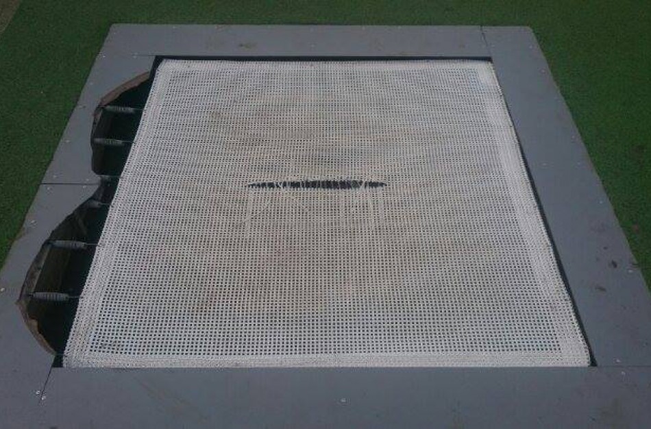 Savaitgalį vandalai supjaustė naujai įrengtą batutą