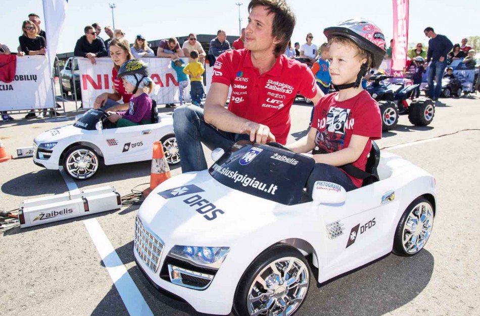 Vaikai kviečiami į lenktynes vaikiškais elektromobiliais