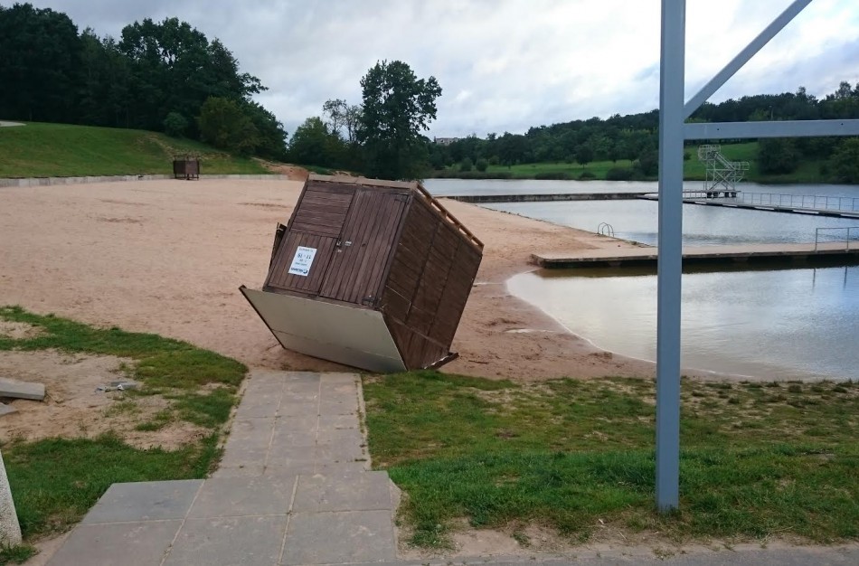 Po nakties paplūdimio prižiūrėtojų namelis - apverstas ir sulaužytas