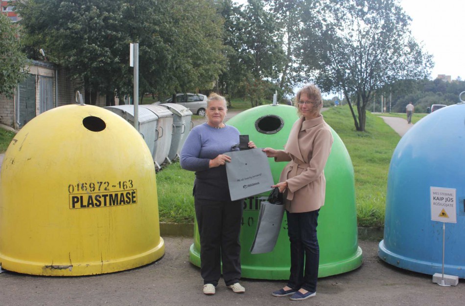 Bendrovės „Jonavos paslaugos“ atstovai stebėjo, kaip jonaviečiai rūšiuoja atliekas