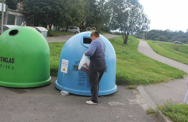 Bendrovės „Jonavos paslaugos“ atstovai stebėjo, kaip jonaviečiai rūšiuoja atliekas