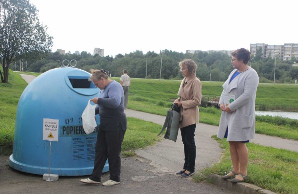 Bendrovės „Jonavos paslaugos“ atstovai stebėjo, kaip jonaviečiai rūšiuoja atliekas