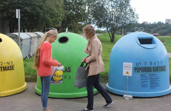 Bendrovės „Jonavos paslaugos“ atstovai stebėjo, kaip jonaviečiai rūšiuoja atliekas