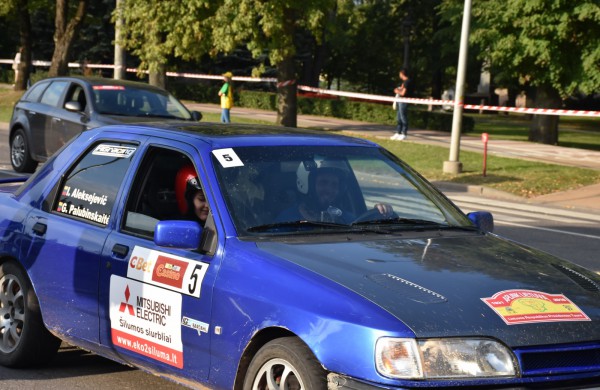 Ralio „Aplink Lietuvą“ dalyviai užsuko ir į Jonavą