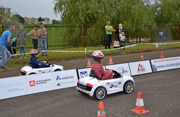 Prie akcijos „Už saugią Lietuvą“ Jonavoje prisijungė Martynas Starkus ir Simona Bandita