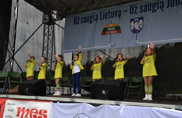 Prie akcijos „Už saugią Lietuvą“ Jonavoje prisijungė Martynas Starkus ir Simona Bandita