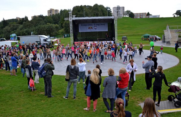 Prie akcijos „Už saugią Lietuvą“ Jonavoje prisijungė Martynas Starkus ir Simona Bandita