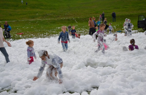 Prie akcijos „Už saugią Lietuvą“ Jonavoje prisijungė Martynas Starkus ir Simona Bandita