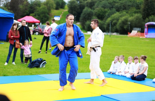 Prie akcijos „Už saugią Lietuvą“ Jonavoje prisijungė Martynas Starkus ir Simona Bandita