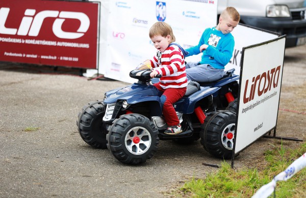 Prie akcijos „Už saugią Lietuvą“ Jonavoje prisijungė Martynas Starkus ir Simona Bandita