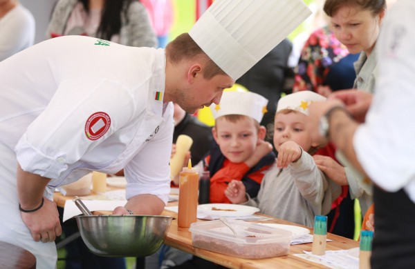 Prie akcijos „Už saugią Lietuvą“ Jonavoje prisijungė Martynas Starkus ir Simona Bandita
