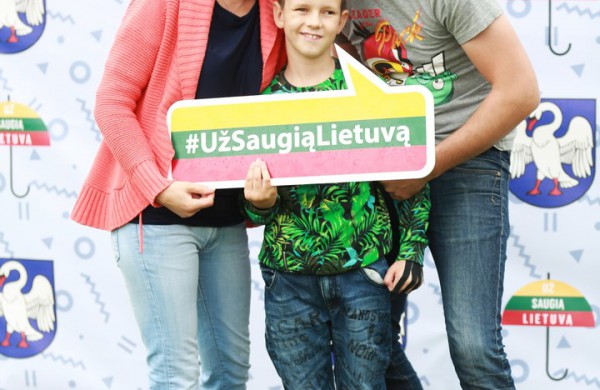 Prie akcijos „Už saugią Lietuvą“ Jonavoje prisijungė Martynas Starkus ir Simona Bandita