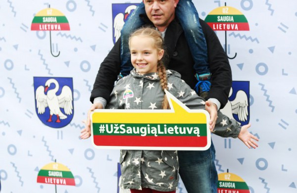 Prie akcijos „Už saugią Lietuvą“ Jonavoje prisijungė Martynas Starkus ir Simona Bandita