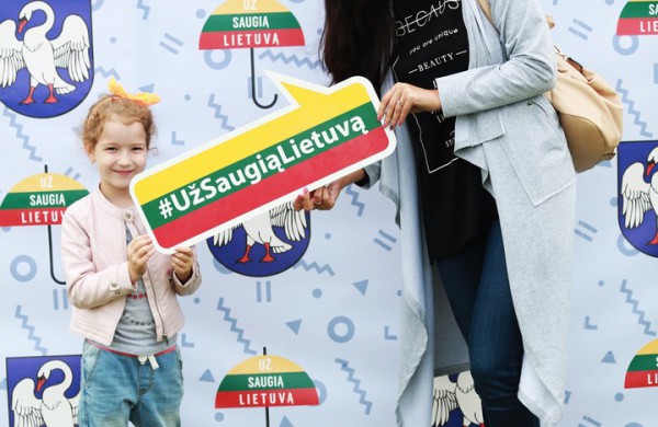 Prie akcijos „Už saugią Lietuvą“ Jonavoje prisijungė Martynas Starkus ir Simona Bandita