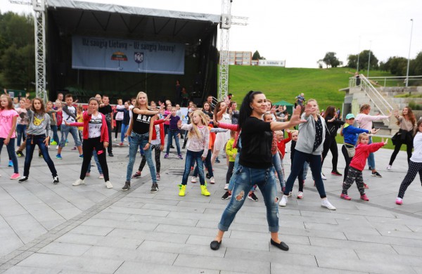 Prie akcijos „Už saugią Lietuvą“ Jonavoje prisijungė Martynas Starkus ir Simona Bandita