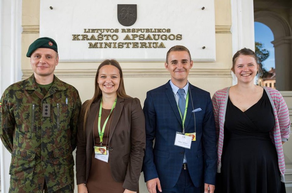 Jonavos Senamiesčio gimnazijos moksleivis darbavosi Krašto apsaugos ministerijoje
