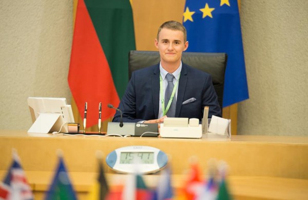 Jonavos Senamiesčio gimnazijos moksleivis darbavosi Krašto apsaugos ministerijoje