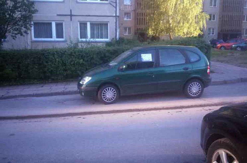 Pamokė vairuotoją – stipriais klijais ant automobilio lango užklijavo raštelį