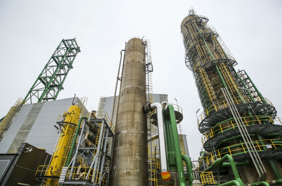 Įmonės „Achema“ darbuotojai pasipiktinę: mažinamos premijos, profsąjungos žada kreiptis į teismą