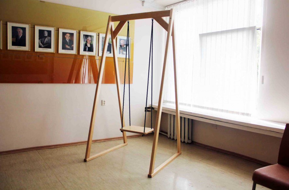 Jonavos savivaldybės koridoriuje - vaikų sūpynės