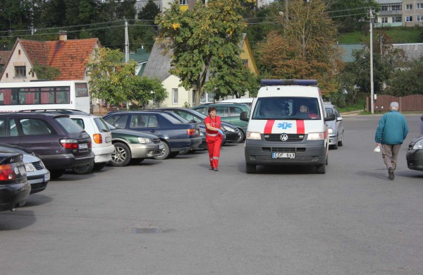 Jonavos turguje jonaviečiai užsipuolė policijos pareigūnus: „Gaudykit romus, o ne senyvą moterį“