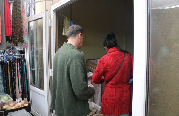 Jonavos turguje jonaviečiai užsipuolė policijos pareigūnus: „Gaudykit romus, o ne senyvą moterį“