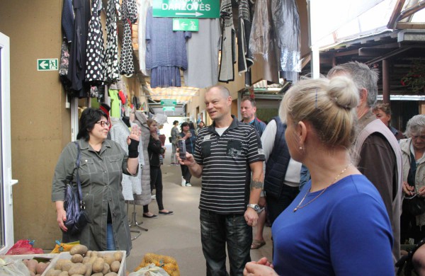 Jonavos turguje jonaviečiai užsipuolė policijos pareigūnus: „Gaudykit romus, o ne senyvą moterį“