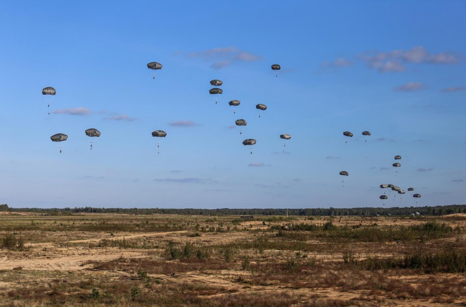 Rukloje nusileido beveik pusantro šimto JAV parašiutininkų