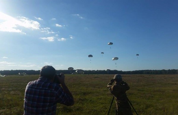 Rukloje nusileido beveik pusantro šimto JAV parašiutininkų