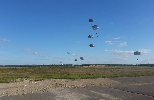 Rukloje nusileido beveik pusantro šimto JAV parašiutininkų