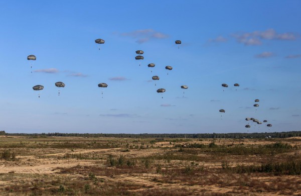 Rukloje nusileido beveik pusantro šimto JAV parašiutininkų