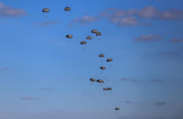 Rukloje nusileido beveik pusantro šimto JAV parašiutininkų