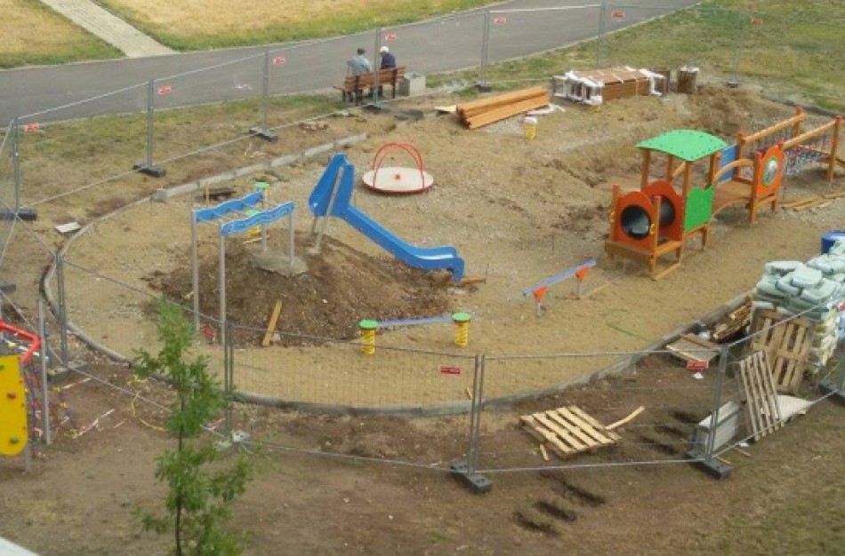 Vaikų žaidimų aikštelės darbai įstrigo: neatvežė batutų