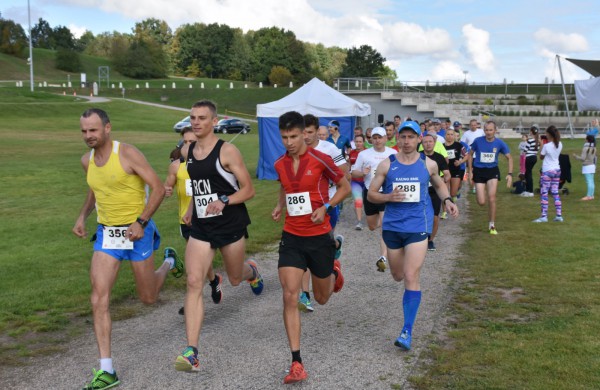 Bėgikai rudens varžyboms vėl rinkosi Jonavoje 