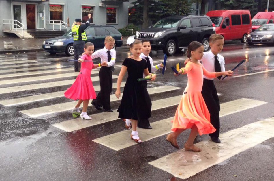 Pėsčiųjų perėjose – šokantys vaikai ir šuo Amsius