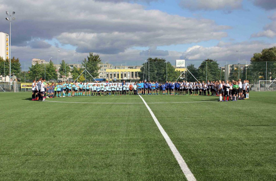 Jonavos miesto stadione atidaryta dirbtinės dangos aikštė