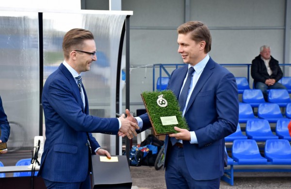 Jonavos miesto stadione atidaryta dirbtinės dangos aikštė