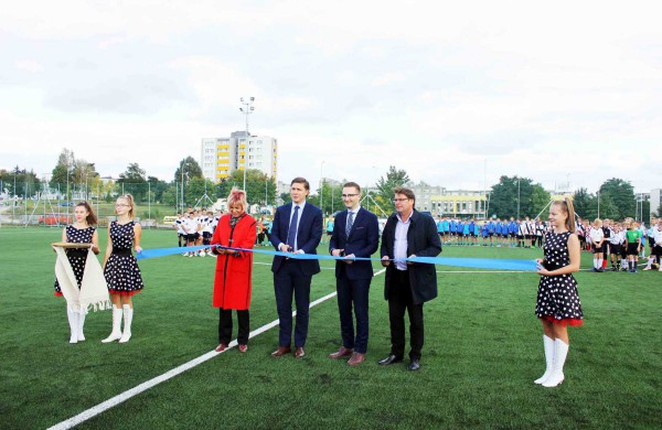 Jonavos miesto stadione atidaryta dirbtinės dangos aikštė