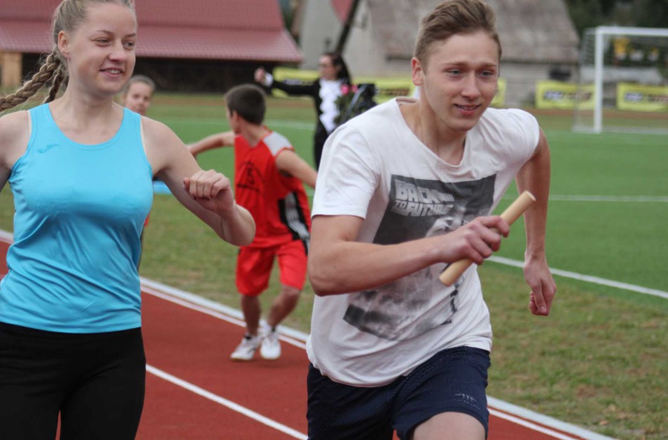 Senamiesčio gimnazijoje oficialiai atidarytas atnaujintas sporto aikštynas