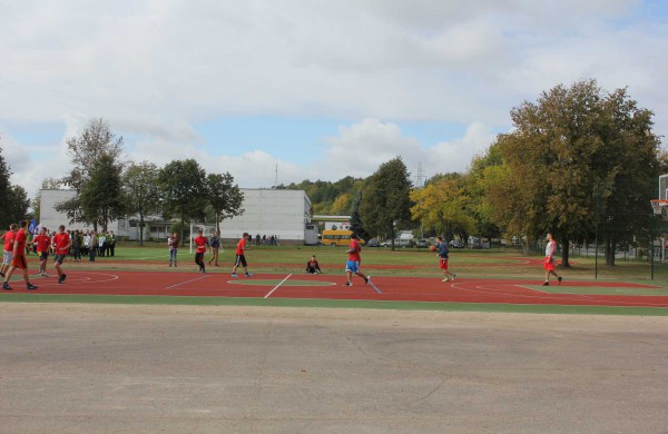 Senamiesčio gimnazijoje oficialiai atidarytas atnaujintas sporto aikštynas